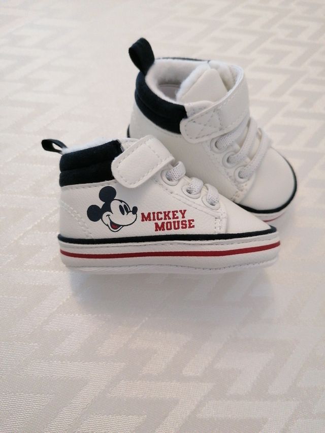 Zapatillas bebé nuevas