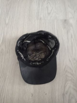 Gorra negra tipo americana marca