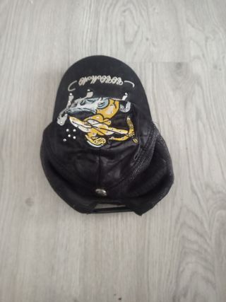 Gorra negra tipo americana marca