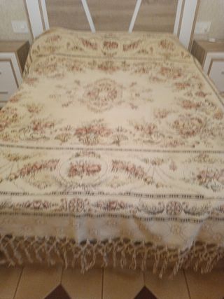 Colcha brocada muy antigua como nueva