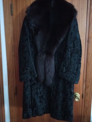 Abrigo de astracán y cuello de piel