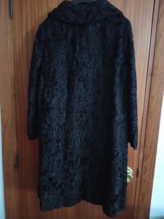 Abrigo de astracán y cuello de piel