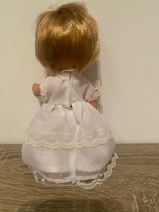 Muñeca vintage vestida bautizo