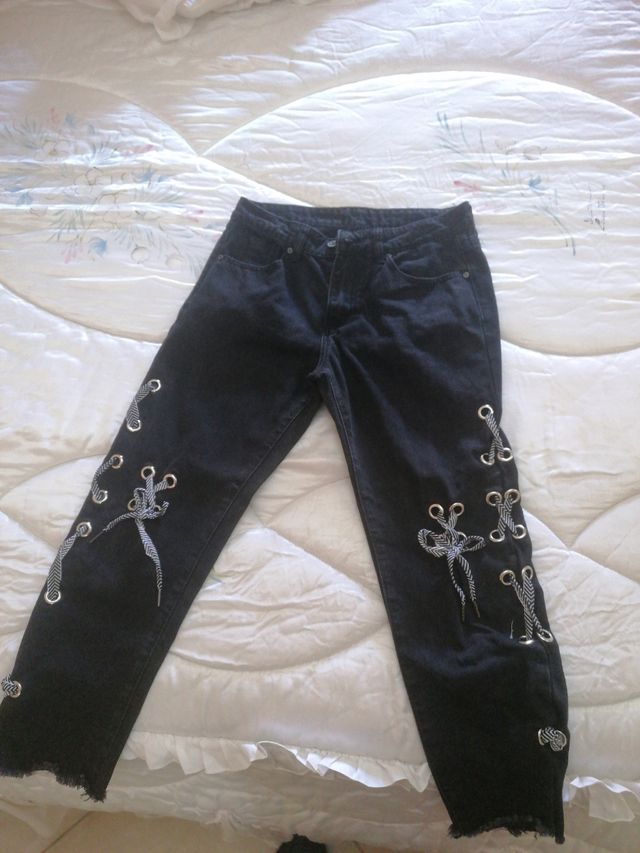 Jeans casual nero con fiocchetti sulle gambe