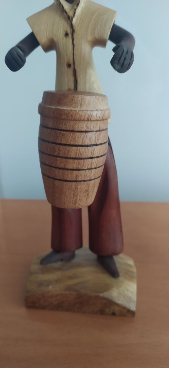 Figuras madera músico cubano