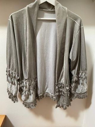 Chaqueta terciopelo flecos gris