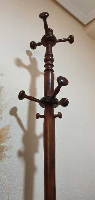 Perchero de pie de madera natural