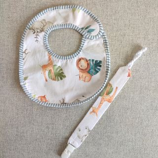 Conjunto de babete e fita de chucha