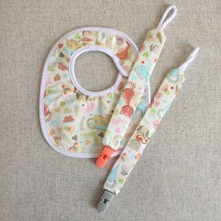 Conjunto de babete e 2 fitas de chucha