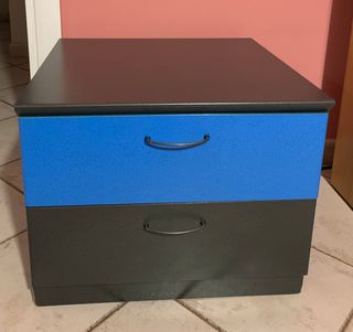 Cassettiera bassa blu e nera