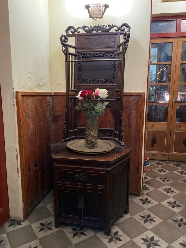 mueble antiguo. diseño especial.