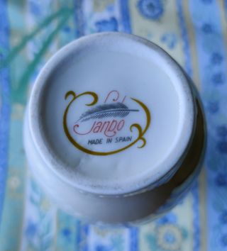 Jarrón blanco detalle dorado