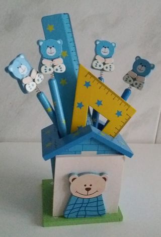 Material escolar reglas y bolígrafos