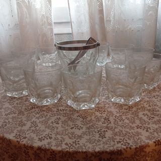 12 vasos de whisky y cubitera