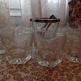 12 vasos de whisky y cubitera