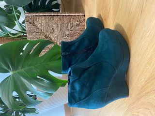 Botin verde con cuña