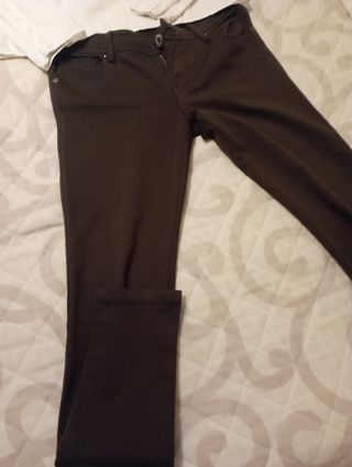 Conjunto de Pantalón y Camisa, de mujer.