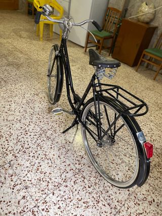 Bicicleta antigua de varillas