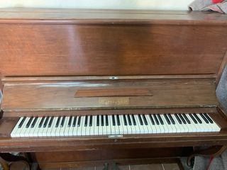 Piano antguo de pared