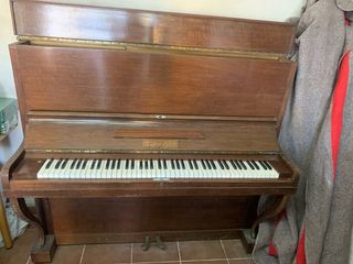 Piano antguo de pared