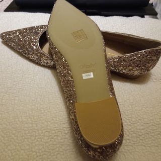 Zapato tacón bajo brillante dorado