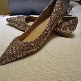 Zapato tacón bajo brillante dorado