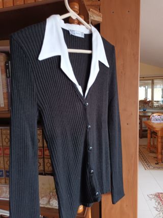 Chaqueta negra con cuello blanco