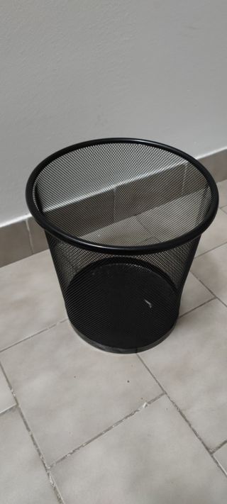 Papelera de metal