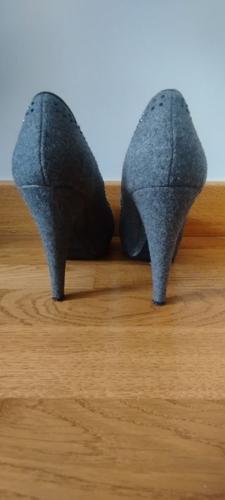 Zapatos de tacón grises peeptoes de BE Estado Puro