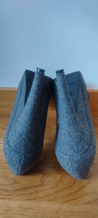 Zapatos de tacón grises peeptoes de BE Estado Puro