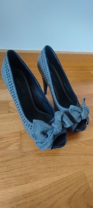 Zapatos de tacón grises peeptoes de BE Estado Puro
