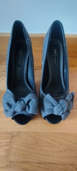 Zapatos de tacón grises peeptoes de BE Estado Puro
