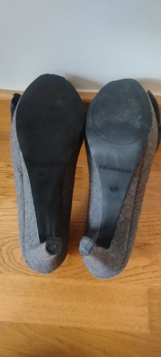 Zapatos de tacón grises peeptoes de BE Estado Puro