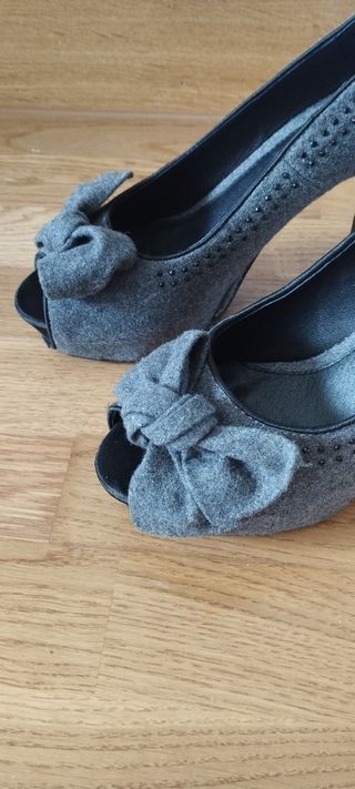 Zapatos de tacón grises peeptoes de BE Estado Puro