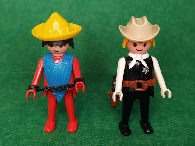 3 Figuras 1a. generación de Playmobil + caballo.