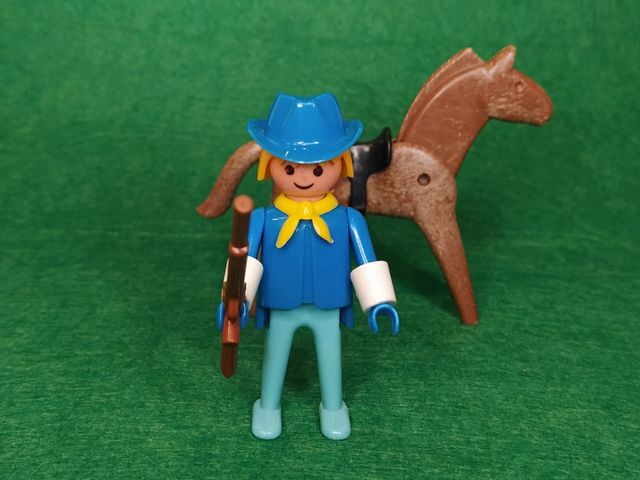 3 Figuras 1a. generación de Playmobil + caballo.