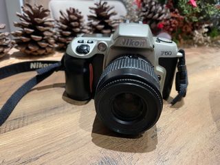Cámara de fotos Nikon F60 con accesorios.