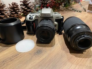 Cámara de fotos Nikon F60 con accesorios.