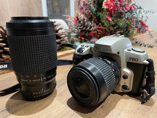 Cámara de fotos Nikon F60 con accesorios.