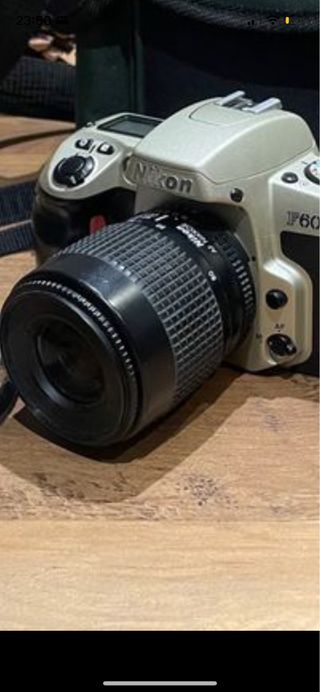 Cámara de fotos Nikon F60 con accesorios.