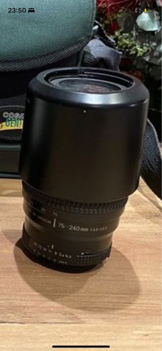 Cámara de fotos Nikon F60 con accesorios.