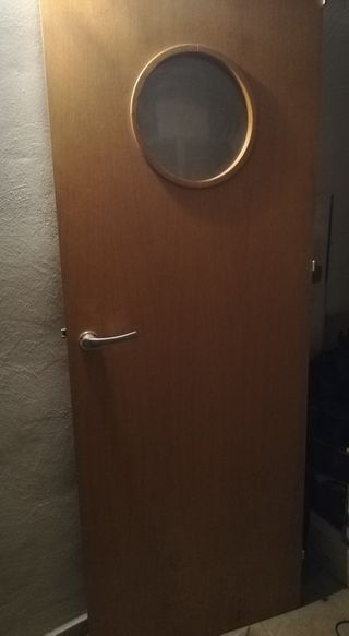 Puerta con ojo de buey