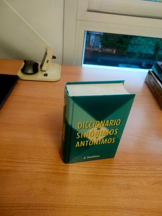 Dos diccionarios de sinónimos y antónimos-Español