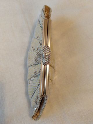 Clutch tonos dorados