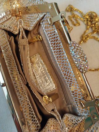 Clutch tonos dorados