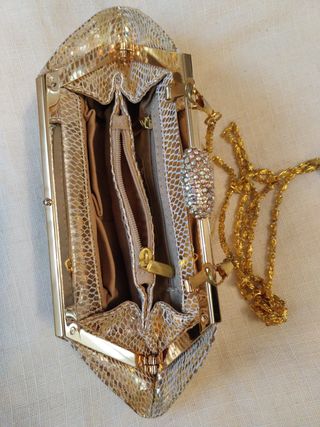 Clutch tonos dorados