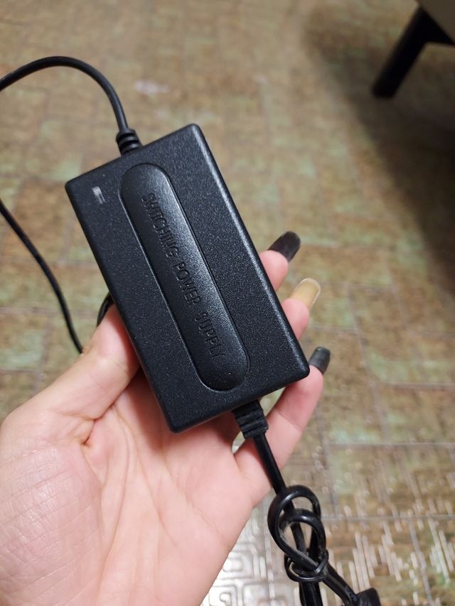 Alimentatore caricatore universale