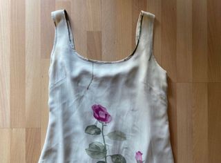 Bolso de mano y vestido