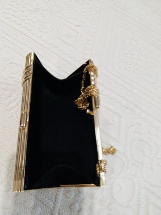 Clutch dorado rijido con cadena .