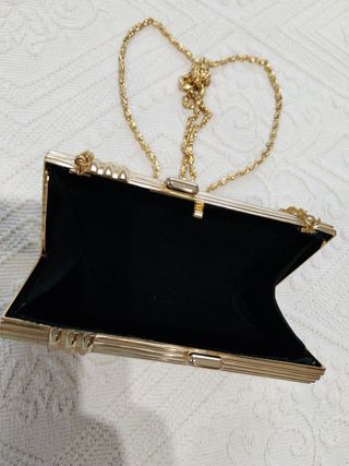 Clutch dorado rijido con cadena .